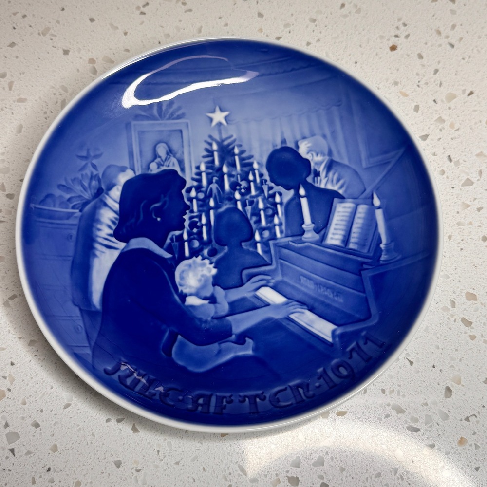 Bing & Grondahl Christmas Plate 1971 Christmas at‎ Home Porcelain Collectible